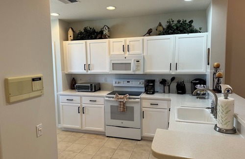 Tropical Cove Condominio | Tropical Oasis at Lexington CC Lake Village