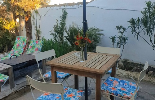 Cullar Apartamento | Tropical oasis, rural Andalucía—tropical garden, huge pool, perfect for couples