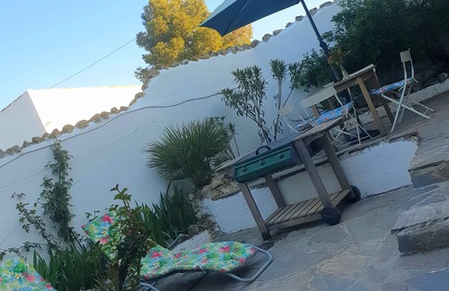 Cullar Apartamento | Tropical oasis, rural Andalucía—tropical garden, huge pool, perfect for couples