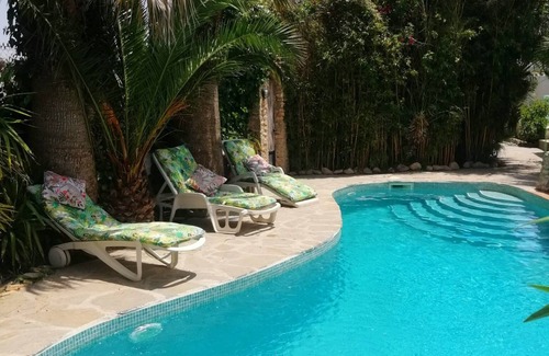 Cullar Apartamento | Tropical oasis, rural Andalucía—tropical garden, huge pool, perfect for couples