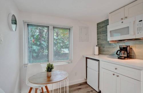 Sailboat Bend Apartamento | Tropical Oasis Studio w Pool