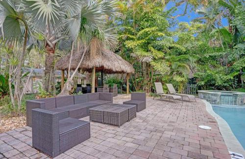 Sailboat Bend Apartamento | Tropical Oasis Studio w Pool