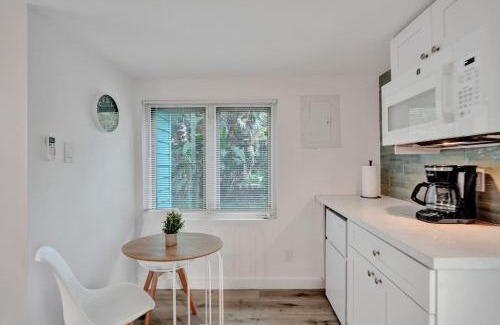 Sailboat Bend Apartamento | Tropical Oasis Studio w Pool