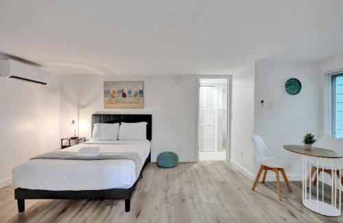 Sailboat Bend Apartamento | Tropical Oasis Studio w Pool
