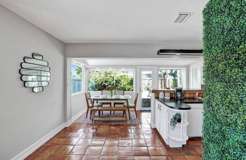 Coral Shores Casa | Tropical Oasis | Private Pool & BBQ | 5 Mins to Beach