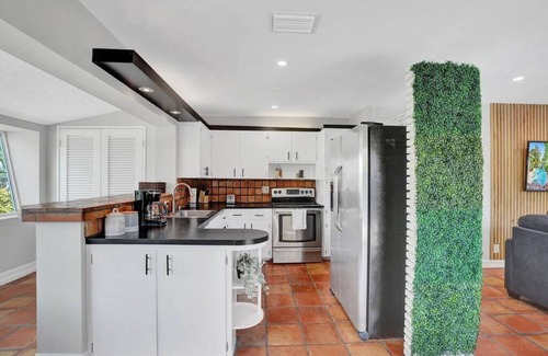 Coral Shores Casa | Tropical Oasis | Private Pool & BBQ | 5 Mins to Beach