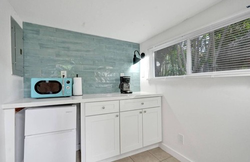 Sailboat Bend Apartamento | Tropical Oasis: Studio w/ Pool