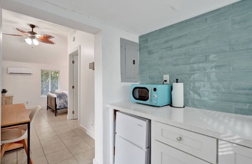 Sailboat Bend Apartamento | Tropical Oasis: Studio w/ Pool