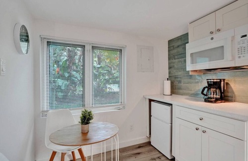 Sailboat Bend Apartamento | Tropical Oasis: Studio w/Pool