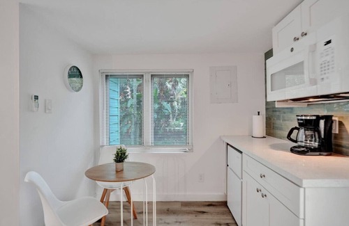 Sailboat Bend Apartamento | Tropical Oasis: Studio w/Pool