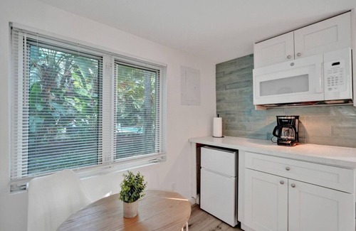 Sailboat Bend Apartamento | Tropical Oasis: Studio w/Pool