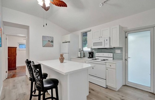 Sailboat Bend Casa | Tropical Oasis: 2BR w/Pool