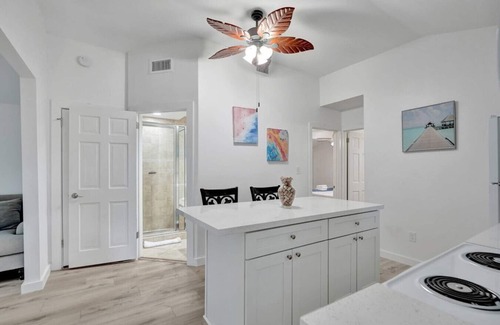 Sailboat Bend Casa | Tropical Oasis: 2BR w/Pool