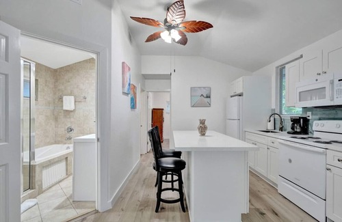 Sailboat Bend Casa | Tropical Oasis: 2BR w/Pool