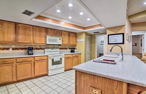 Temple Terrace Casa | Tropical Oasis with Lanai, Pool and Dock. Sleeps 12 guests