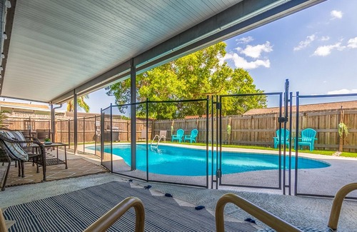 Walsingham Casa | Heated Pool. Tropical Hideaway on 108th☆ Sleeps 10. 4 Bdrm 3 bath Pool Home☆8 mins to IRB.
