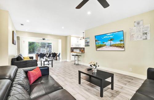 Hollywood Lakes Casa | Tropical Palm Oasis Heated Pool near Beach