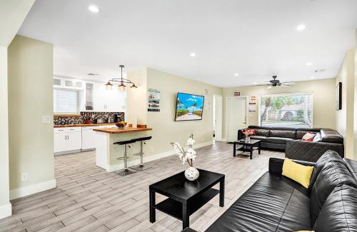 Hollywood Lakes Casa | Tropical Palm Oasis Heated Pool near Beach