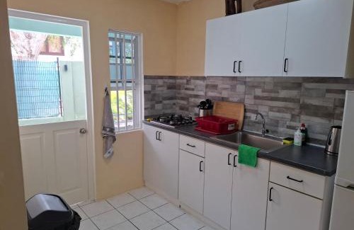 Willemstad Apartamento | Tropical Palm Retreat