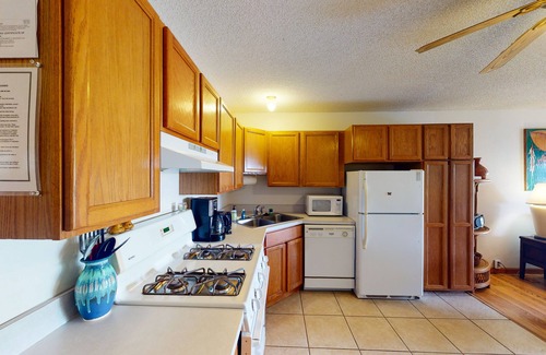 Ualapue Condominio | Tropical Paradise Condo w/Shared Tennis Court & Pool + Free WiFi and Water Views