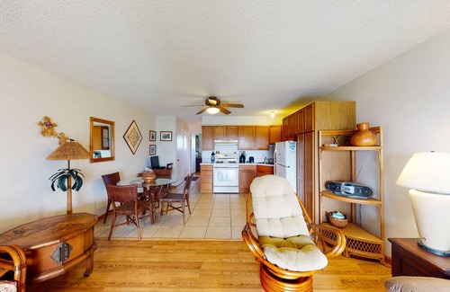Ualapue Condominio | Tropical Paradise Condo w/Shared Tennis Court & Pool + Free WiFi and Water Views