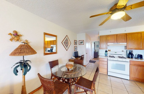 Ualapue Condominio | Tropical Paradise Condo w/Shared Tennis Court & Pool + Free WiFi and Water Views