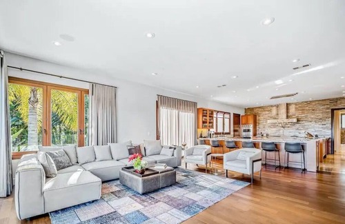 La Jolla Mesa Casa | Tropical Paradise First-Class Amenities and Views