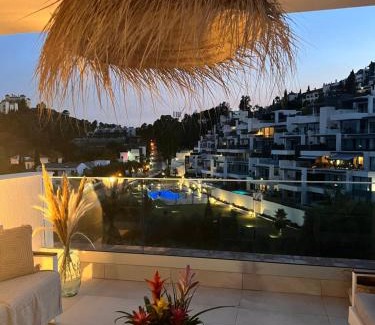 Benahavis Apartamento | Tropical penthouse with big roof terrace