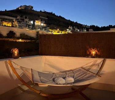 Benahavis Apartamento | Tropical penthouse with big roof terrace