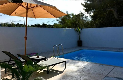 Rafina Apartamento | Tropical pool house in rafina