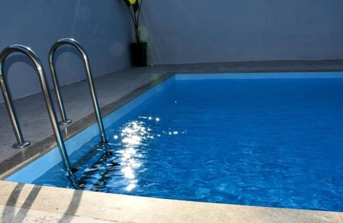 Rafina Apartamento | Tropical pool house in rafina