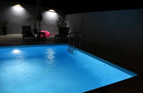Rafina Apartamento | Tropical pool house in rafina
