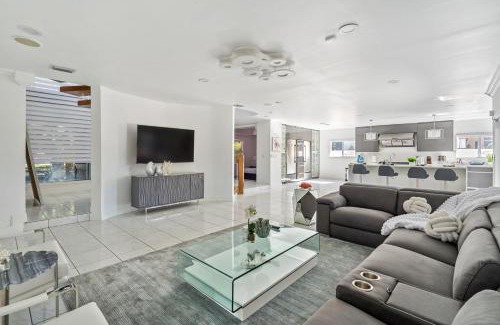 Miami Lakes Casa | Tropical Pool Paradise x 6-BD 4-BA Luxury Living