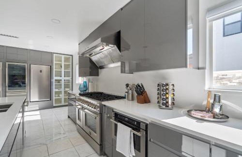 Miami Lakes Casa | Tropical Pool Paradise x 6-BD 4-BA Luxury Living