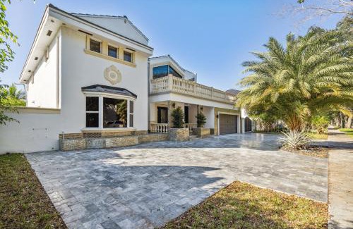 Miami Lakes Casa | Tropical Pool Paradise x 6-BD 4-BA Luxury Living