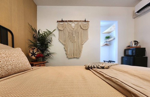 Central Oakland Park Apartamento | Tropical retreat near beach with serene garden offers a fruitful sweet escape