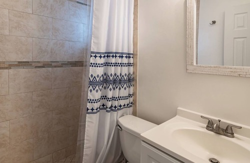 Central Oakland Park Apartamento | Tropical retreat near beach with serene garden offers a fruitful sweet escape
