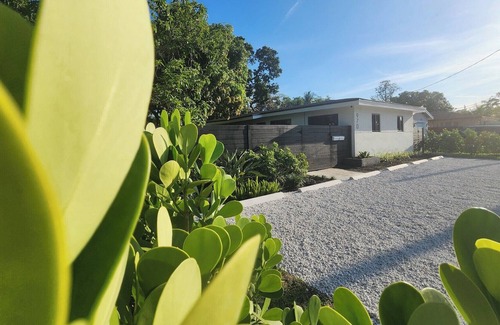 Central Oakland Park Apartamento | Tropical retreat near beach with serene garden offers a fruitful sweet escape
