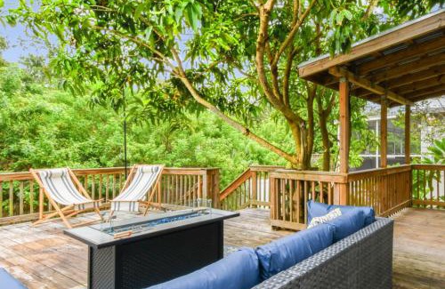 Port Tampa City Casa | Tropical Retreat- Pet & Family Friendly, Hot Tub, Fire Pit, Deck, Grill, 5 min to Beach