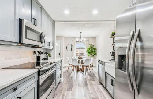 Port Tampa City Casa | Tropical Retreat- Pet & Family Friendly, Hot Tub, Fire Pit, Deck, Grill, 5 min to Beach