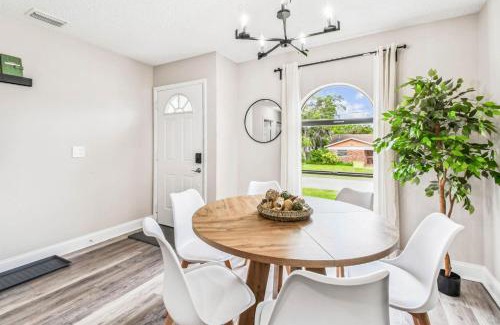 Port Tampa City Casa | Tropical Retreat- Pet & Family Friendly, Hot Tub, Fire Pit, Deck, Grill, 5 min to Beach
