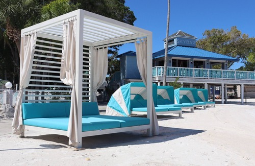 Pinellas Point Casa | Tropical Retreat: Outdoor Pools, Private Beach, Waterfront Dining