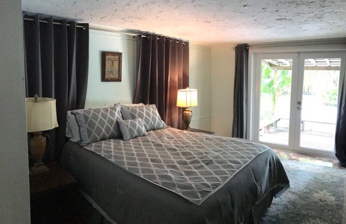Central Oakland Park Casa | Tropical Retreat with heated pool