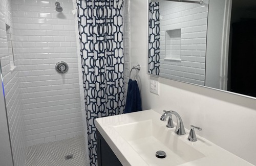 Central Oakland Park Casa | Tropical Retreat with heated pool
