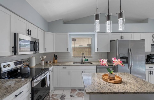 Oldsmar Casa | Tropical Vacay pool home