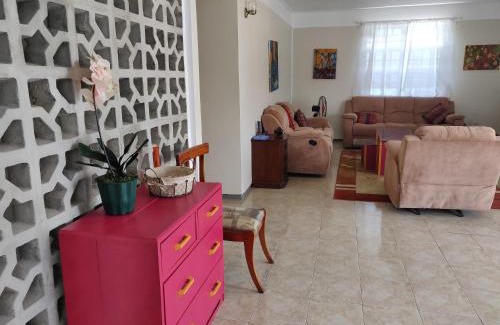 Roseau Apartamento | Tropical Villa