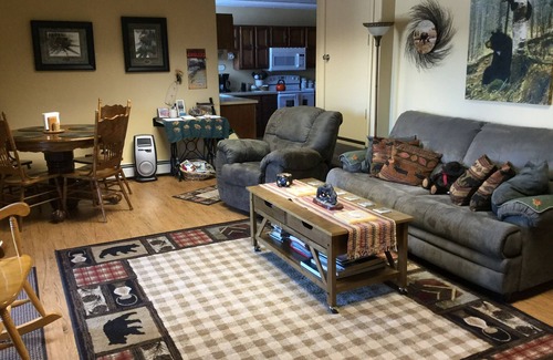 Gateway Chalet De Esquí | Trout Fishing Lake Front- Mt. Views- Fish, Boat, Hike, Play, Swim, sleeps 8