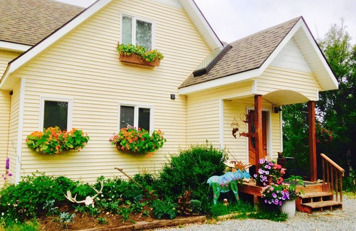 Gateway Chalet De Esquí | Trout Fishing Lake Front- Mt. Views- Fish, Boat, Hike, Play, Swim, sleeps 8