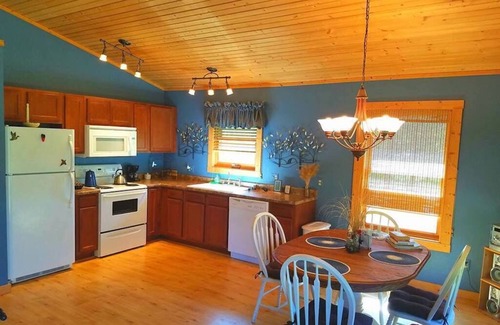 Harpers Ferry Cabina | Trout Lodge with Hot Tub Jacuzzi