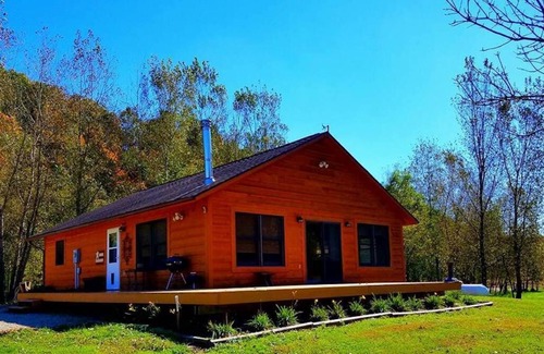 Harpers Ferry Cabina | Trout Lodge with Hot Tub Jacuzzi